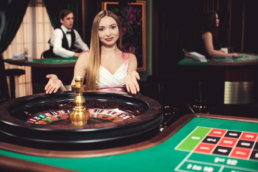 Meja kasino live dengan dealer dan tampilan permainan real-time
